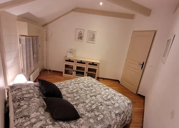 La Maison Ronde Et Ses 2 Cahutes Holiday home Monthoiron