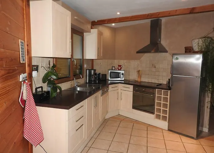 La Maison Ronde Et Ses 2 Cahutes *