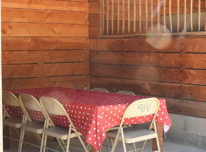 La Maison Ronde Et Ses 2 Cahutes Monthoiron